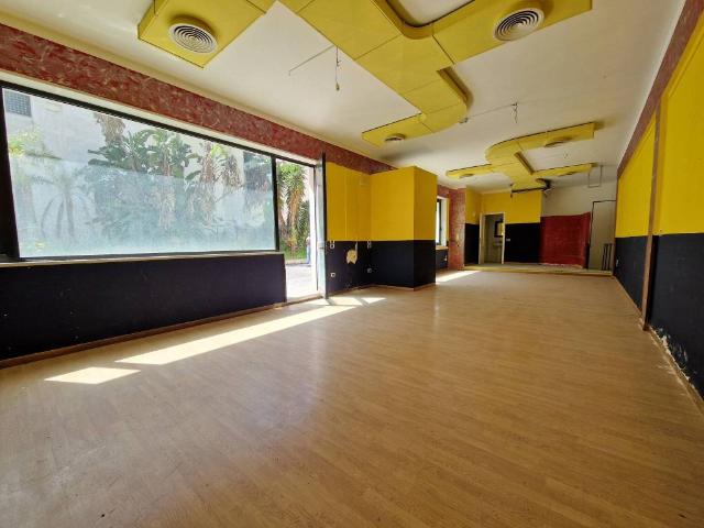 Locale Commerciale in affitto a Puglia, Lecce