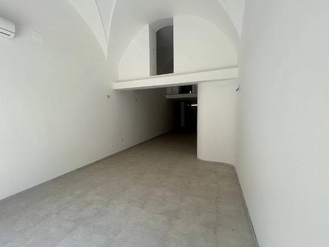 Locale Commerciale in affitto a Puglia, Lecce
