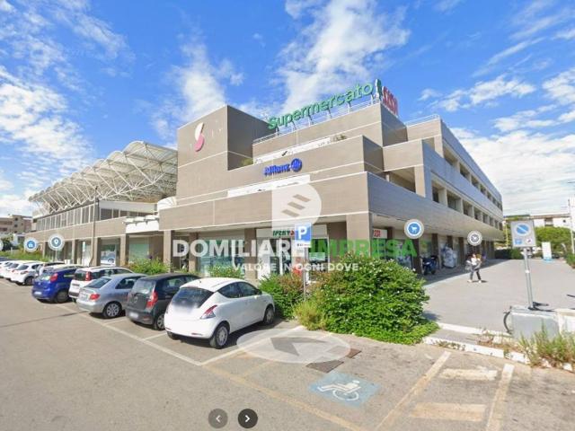 Locale Commerciale in affitto a Puglia, Lecce