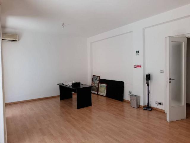 Locale Commerciale in affitto a Puglia, Lecce