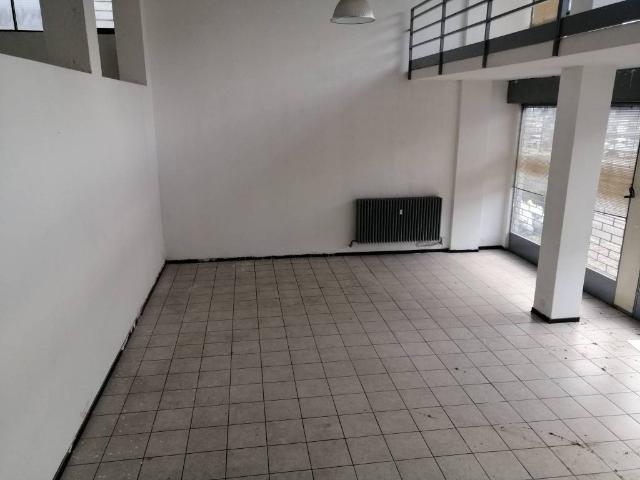 Locale Commerciale in affitto a Belledo, Lecco