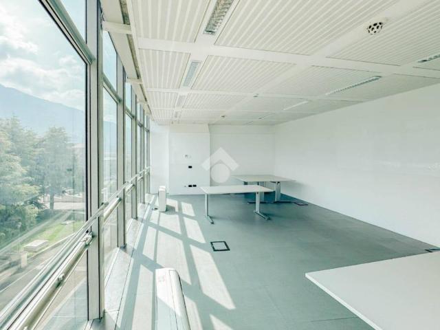 Locale Commerciale in affitto a Caleotto, Lecco