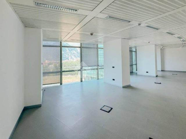 Locale Commerciale in affitto a Caleotto, Lecco