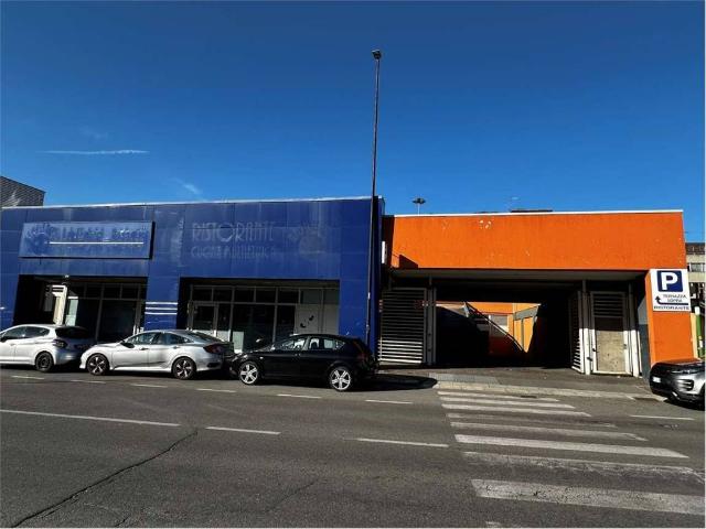 Locale Commerciale in affitto a Belledo, Lecco