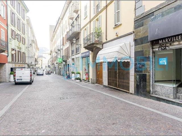 Locale Commerciale in affitto a Castello, Lecco