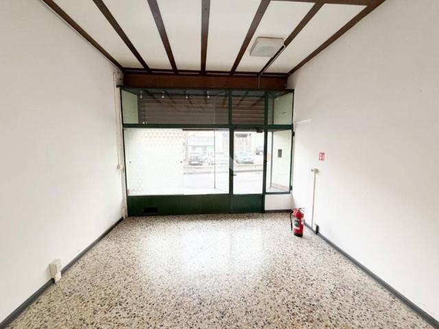 Locale Commerciale in affitto a Caleotto, Lecco