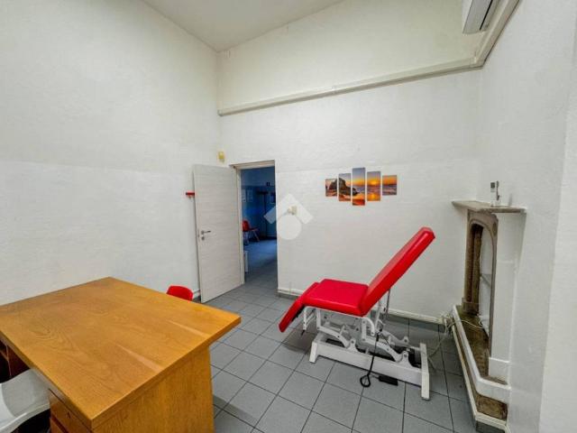 Locale Commerciale in affitto a Castello, Lecco