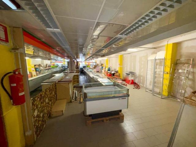 Locale Commerciale in affitto a Olate, Lecco