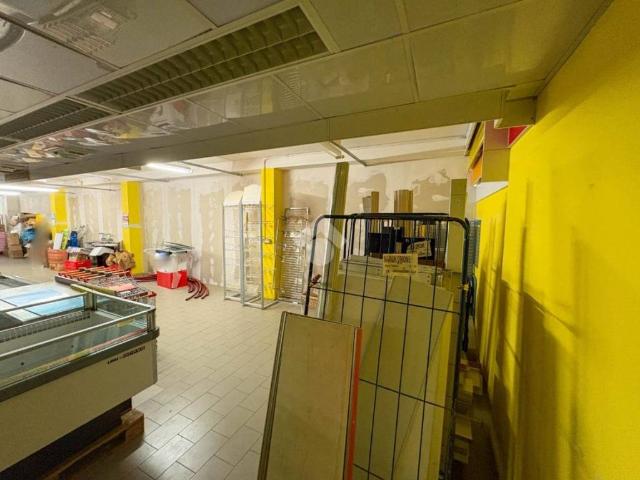 Locale Commerciale in affitto a Olate, Lecco