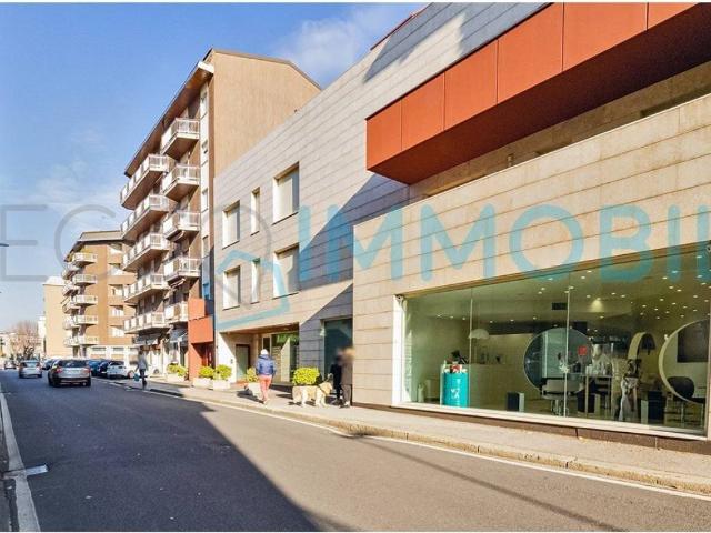 Locale Commerciale in affitto a Caleotto, Lecco