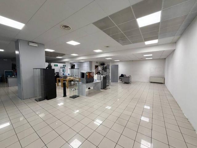 Locale Commerciale in affitto a Barco, Lecco