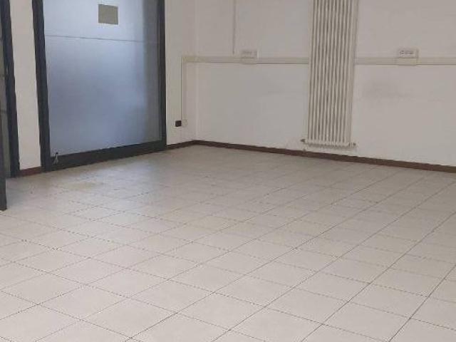 Locale Commerciale in affitto a Santo Stefano, Lecco