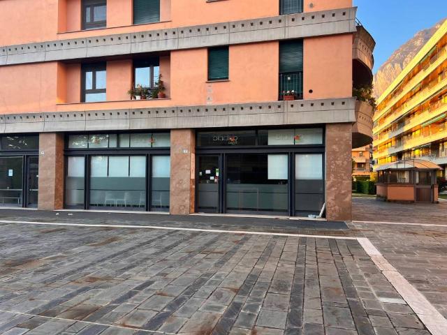 Locale Commerciale in affitto a Castello, Lecco
