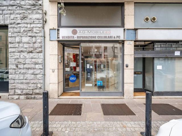 Locale Commerciale in affitto a Santo Stefano, Lecco