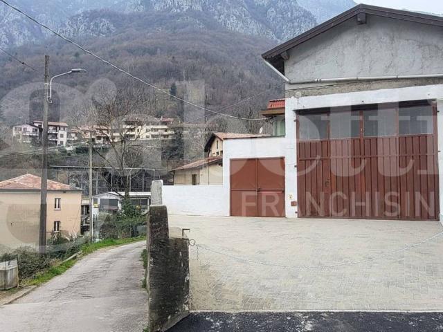 Locale Commerciale in affitto a Laorca, Lecco