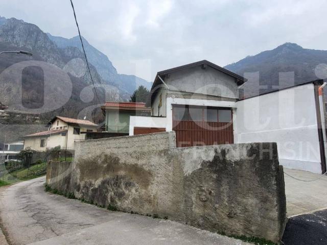 Locale Commerciale in affitto a Laorca, Lecco