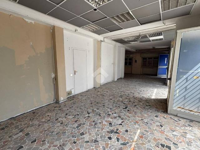 Locale Commerciale in affitto a Belledo, Lecco