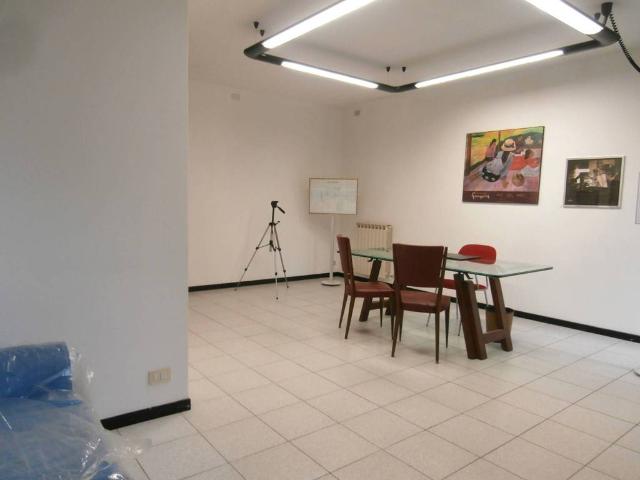 Locale Commerciale in affitto a Pescarenico, Lecco