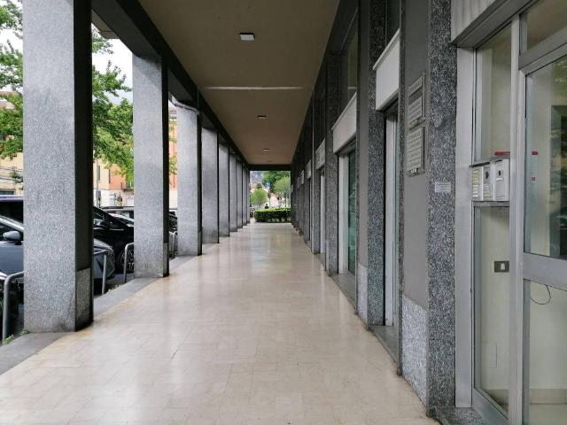 Locale Commerciale in affitto a Castello, Lecco