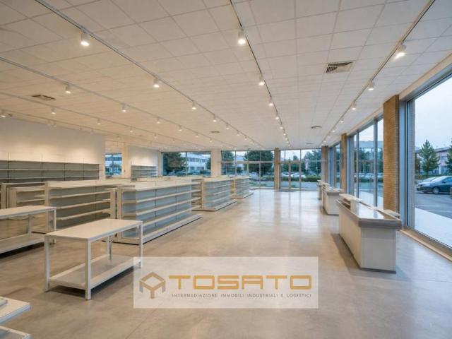 Locale Commerciale in affitto a Legnago, Veneto