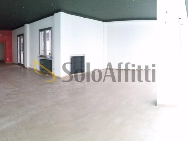 Locale Commerciale in affitto a Legnago, Veneto