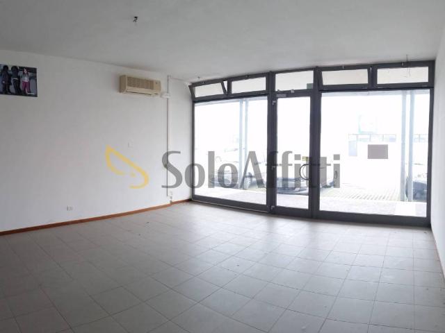 Locale Commerciale in affitto a Legnago, Veneto