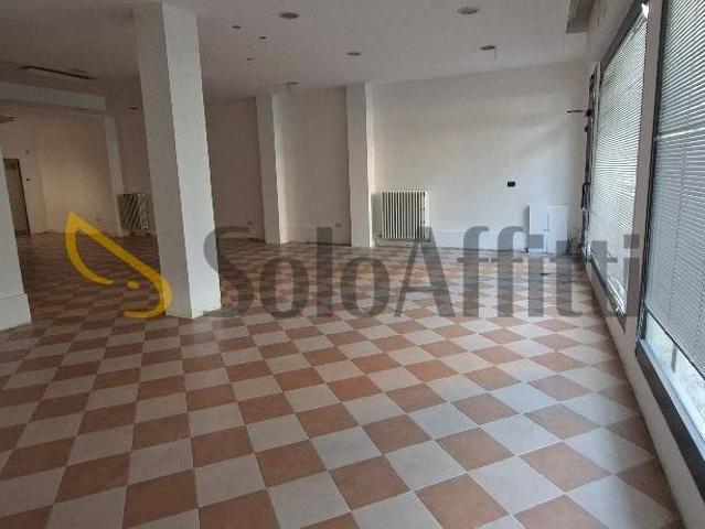 Locale Commerciale in affitto a Legnago, Veneto