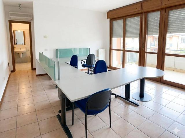 Locale Commerciale in affitto a Legnago, Veneto