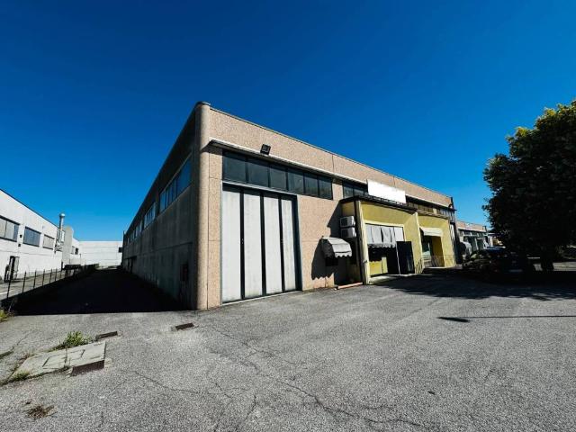 Locale Commerciale in affitto a Legnago, Veneto