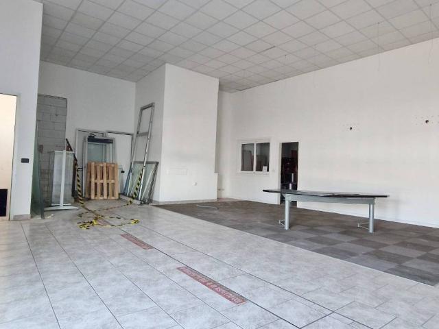 Locale Commerciale in affitto a Legnago, Veneto