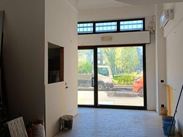Locale Commerciale in affitto a Oltresempione, Legnano