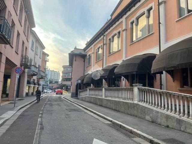 Locale Commerciale in affitto a Oltresempione, Legnano