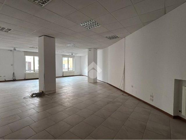Locale Commerciale in affitto a Oltresempione, Legnano