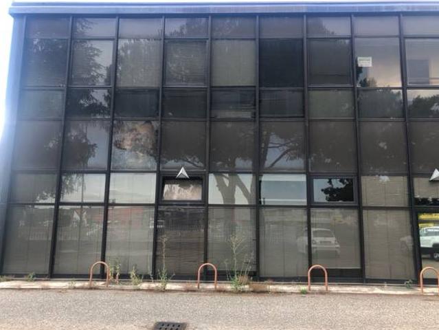 Locale Commerciale in affitto a Oltresempione, Legnano