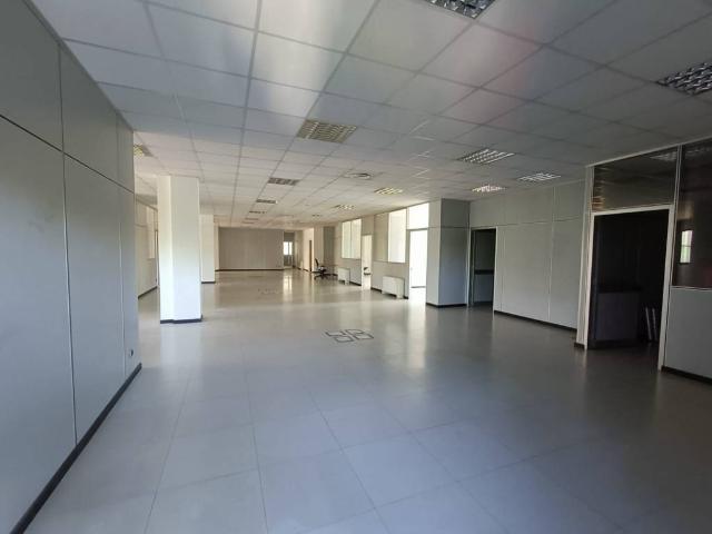 Locale Commerciale in affitto a Oltresempione, Legnano