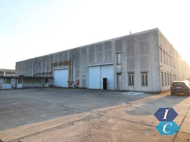Locale Commerciale in affitto a Oltresempione, Legnano