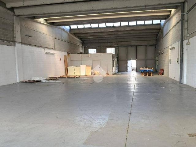 Locale Commerciale in affitto a Castegnate, Castellanza