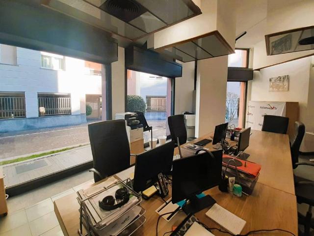 Locale Commerciale in affitto a Oltresempione, Legnano