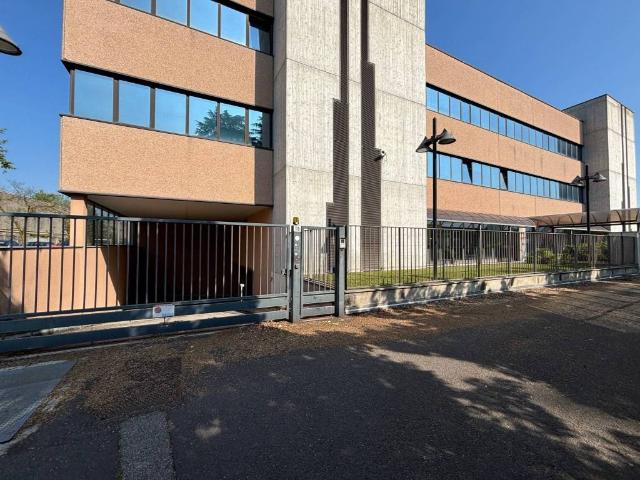 Locale Commerciale in affitto a Oltresempione, Legnano