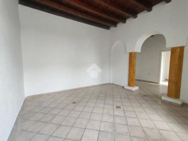 Locale Commerciale in affitto a Oltrestazione, Legnano