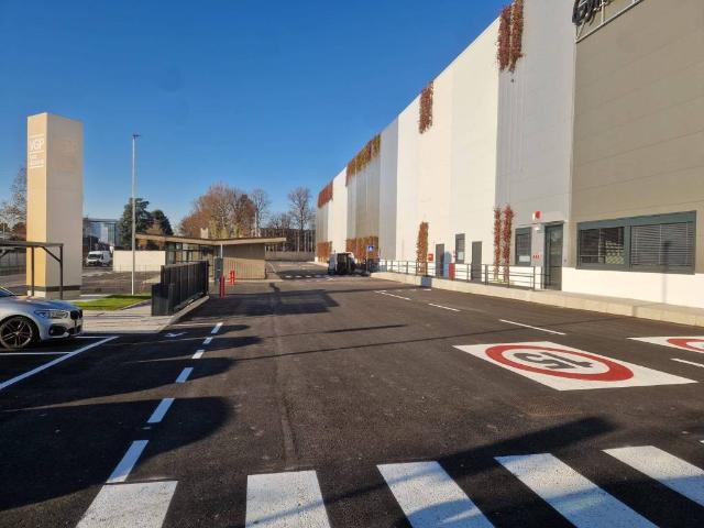 Locale Commerciale in affitto a Oltresempione, Legnano