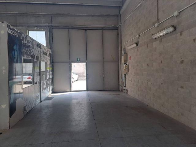 Locale Commerciale in affitto a Castegnate, Castellanza