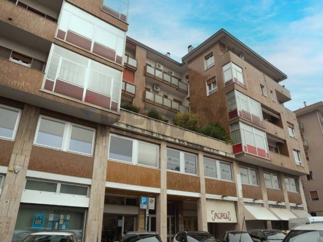 Locale Commerciale in affitto a Oltresempione, Legnano