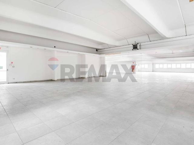 Locale Commerciale in affitto a Oltresempione, Legnano