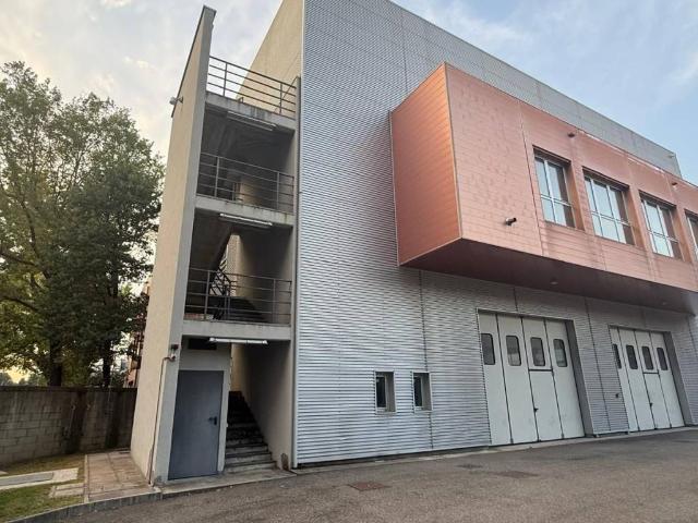 Locale Commerciale in affitto a Oltresempione, Legnano
