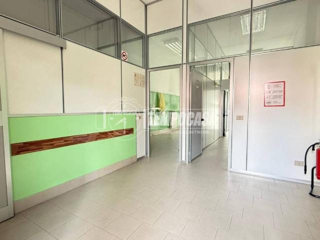 Locale Commerciale in affitto a Oltrestazione, Legnano