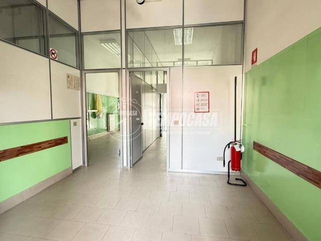 Locale Commerciale in affitto a Oltrestazione, Legnano