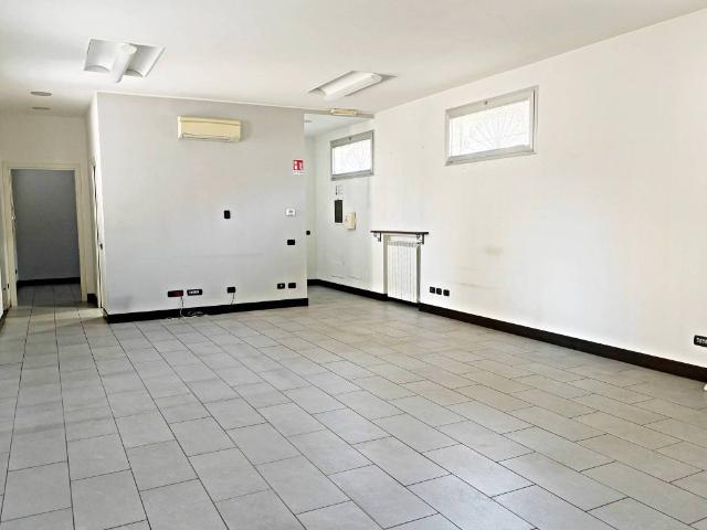 Locale Commerciale in affitto a Oltrestazione, Legnano