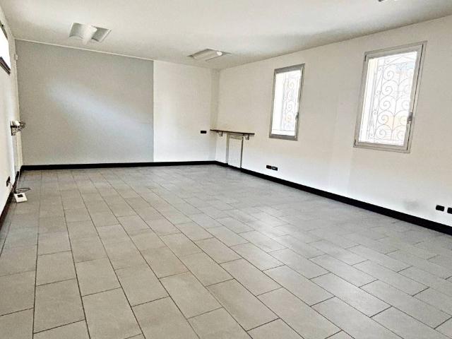 Locale Commerciale in affitto a Oltrestazione, Legnano