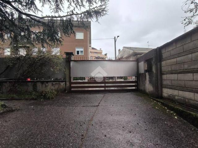 Locale Commerciale in affitto a Oltresempione, Legnano